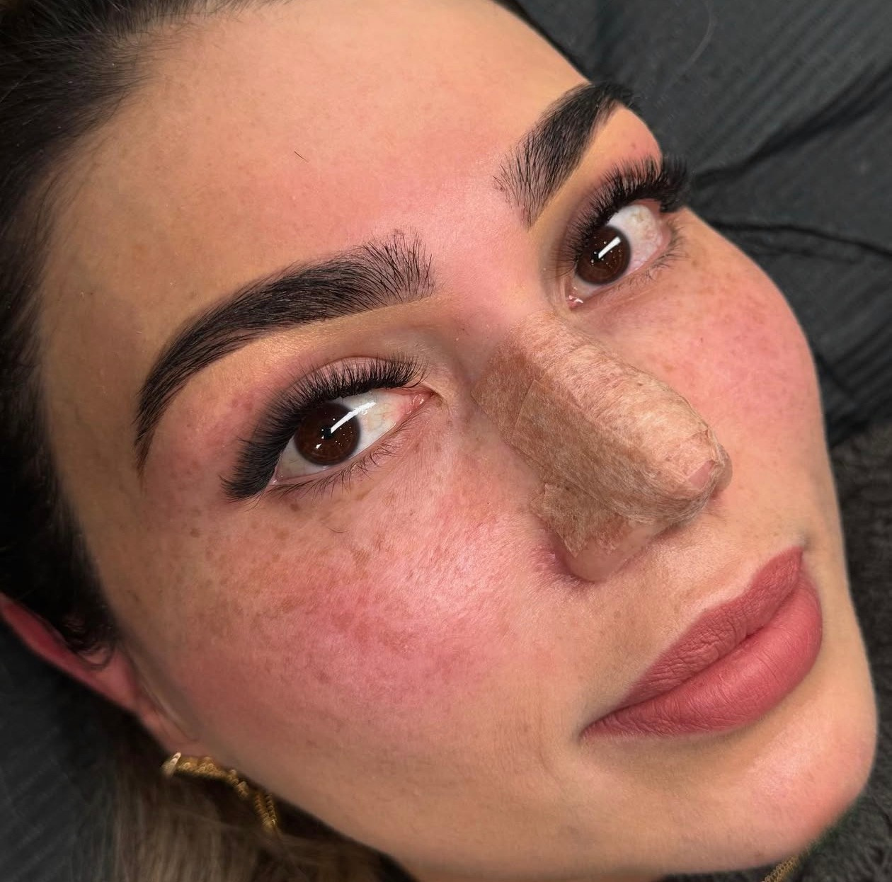 Extensiones de pestañas con diseño de cejas