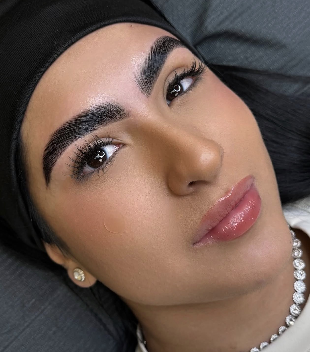Diseño de cejas y extensiones volumen