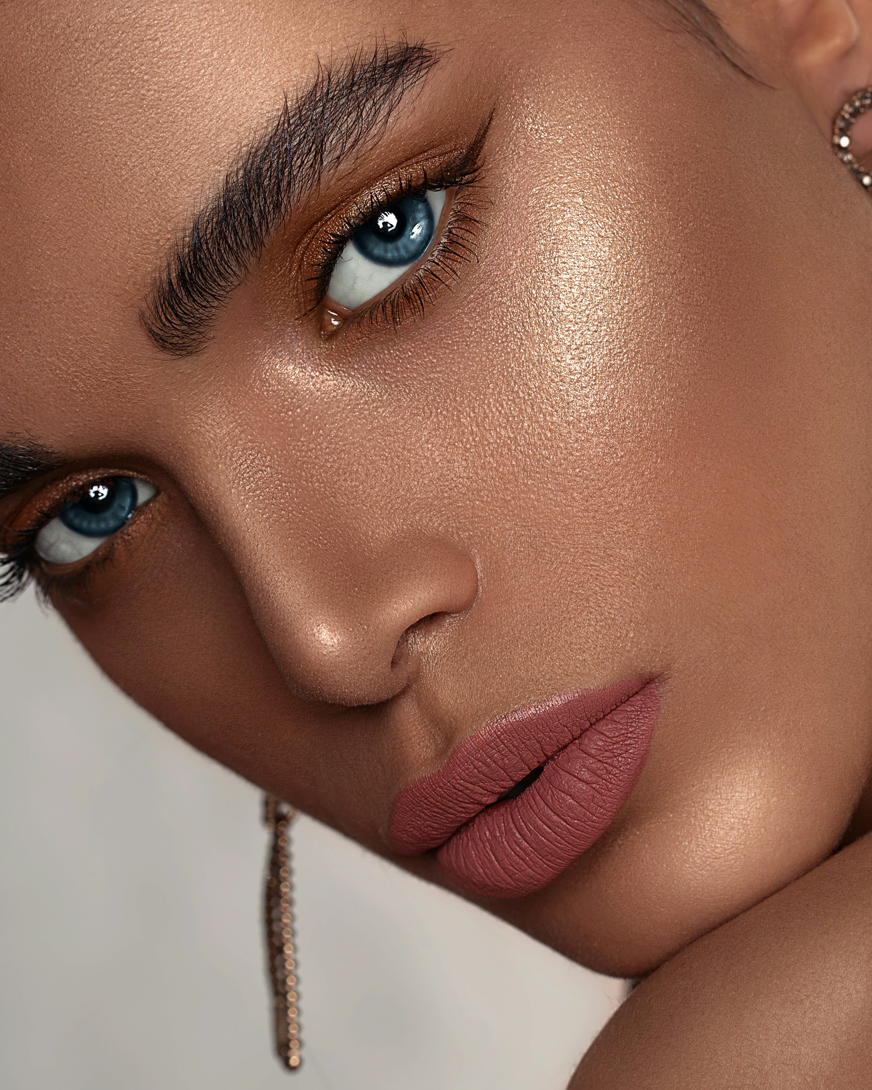 Modelo con pestañas y cejas definidas por Lashes By Fabiola Romas